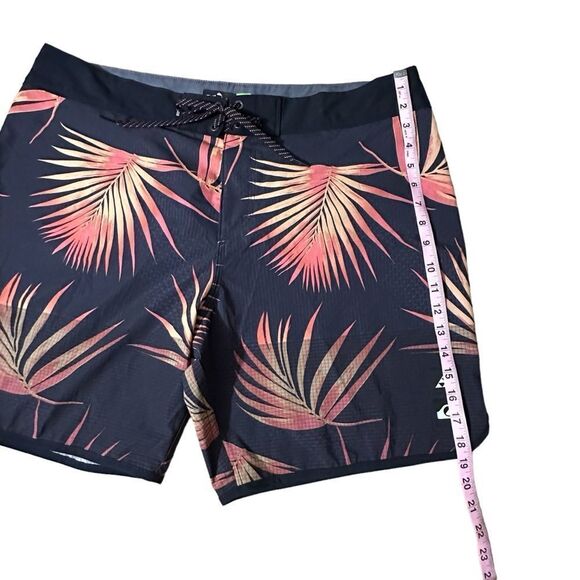 Quiksilver Highline ~ Mens Boardshorts ~ size 38 ~ black with leaf print - Picture 11 of 12